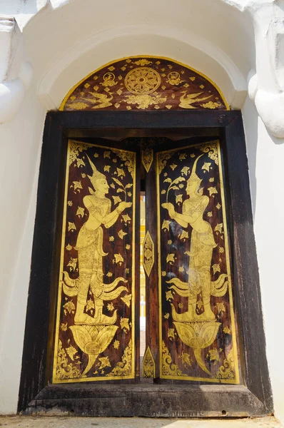 Beautiful door of Wat Pong Sanuk Temple, Lampang, Thailand . — стоковое фото