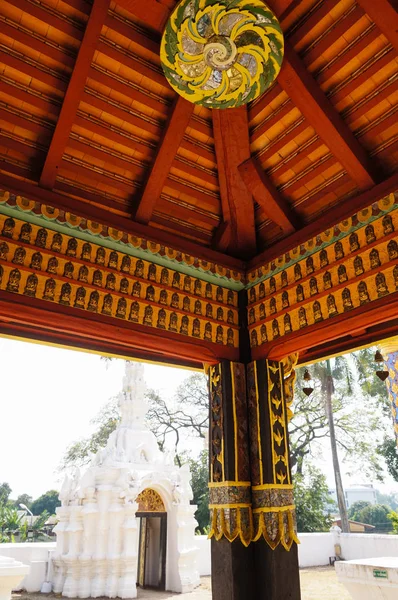 泰国 Sanuk 寺展馆天花板细节. — 图库照片