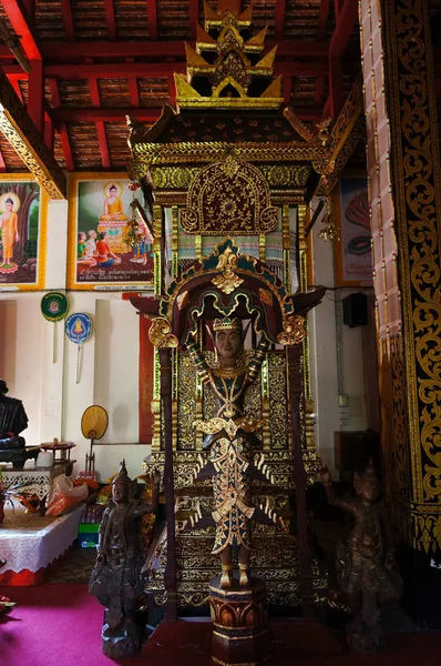 Vackra trä staty vid templet Wat Pong Sanuk i Lampang, Thai — Stockfoto