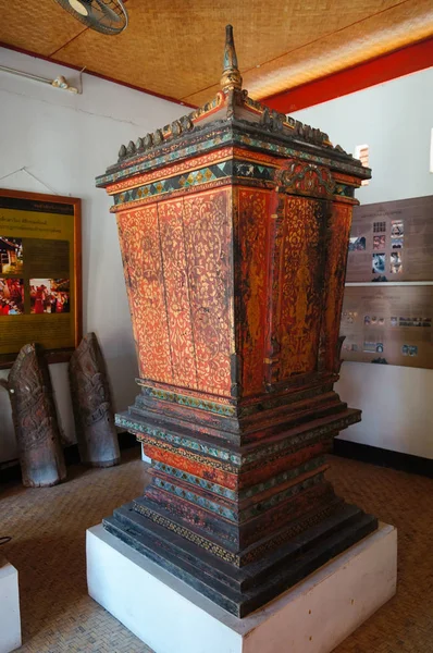 Northern style Tripitaka cabinet  at Wat Pong Sanuk Temple in La — Stock Photo, Image