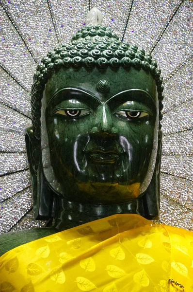 Όμορφο ξύλινο άγαλμα στο Wat Sanuk πονγκ ναό σε Λαμπάνγκ, Ταϊλανδικά — Φωτογραφία Αρχείου