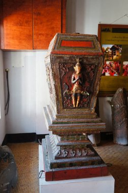 Kuzey tarzı Tripitaka kabine Wat Pong Sanuk Tapınağı Lampang, Tayland.