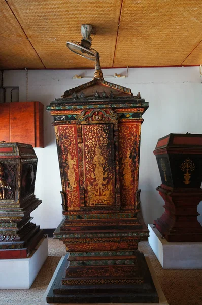 Northern style Tripitaka cabinet  at Wat Pong Sanuk Temple in La — Stock Photo, Image