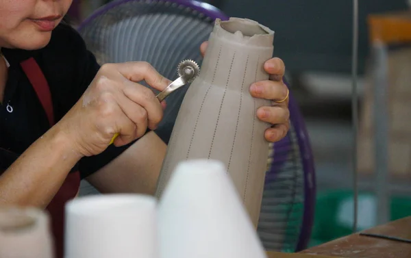 Gros plan d'un potier qui fait des lignes avec une roue traceuse sur un vase, Thaïlande . — Photo