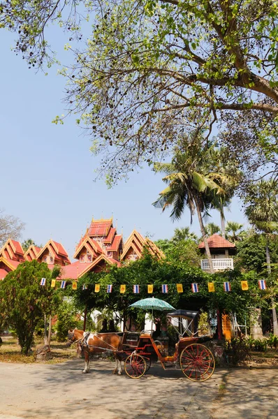 Wat Sri Rong Muang dan kereta kuda di Lampang, Thailand . — Stok Foto