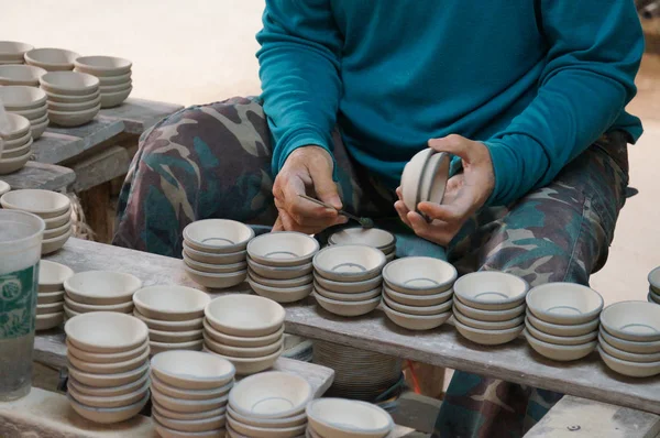 Potter faisant l'homme dessiner un cercle sur un bol blanc en Thaïlande . — Photo