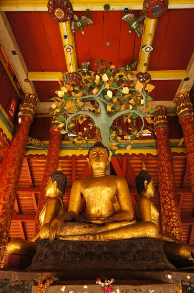 Estátua de Buda no pavilhão de Wat Pong Sanuk Temple, Tailândia . — Fotografia de Stock