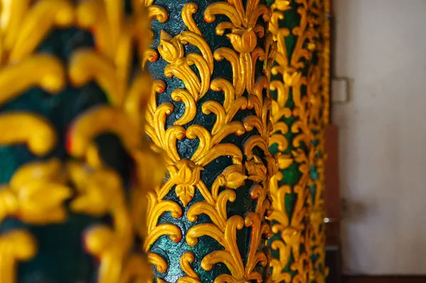 Schöne Säulen im wat pong sanuk Tempel in Lampang, Thailand — Stockfoto