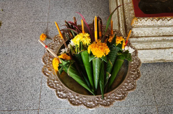 Flores para adoración estatua de buddha en Wat Phra Kaew Don Tao, Lampang, Tailandia . — Foto de Stock