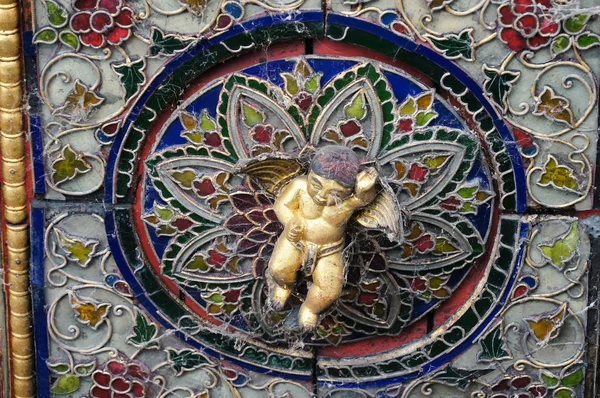 Mooie Cupido op het plafond van de Wat Phra Kaew Don Tao, Lampang, Thailand. — Stockfoto