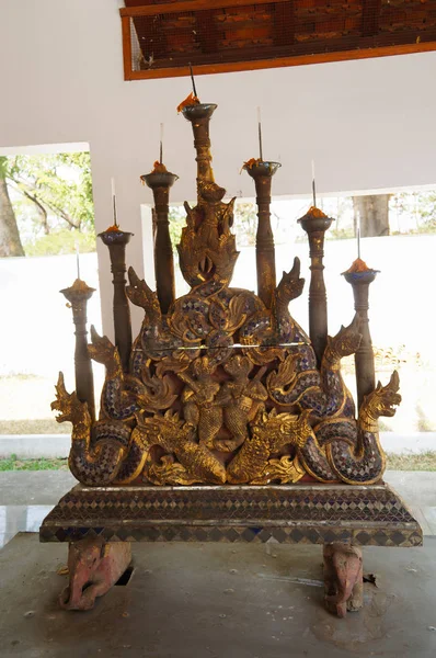 Candelabro feito de madeira esculpida em Lampang, Tailândia . — Fotografia de Stock