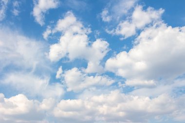 Mavi gökyüzünde beyaz bulutlar. Geçmişi. Doku