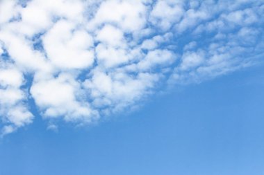 Mavi gökyüzünde beyaz bulutlar. Geçmişi. Doku