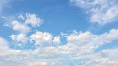 Mavi gökyüzünde beyaz bulutlar. Geçmişi. Doku