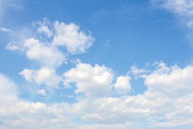 Mavi gökyüzünde beyaz bulutlar. Geçmişi. Doku