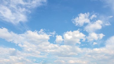 Mavi gökyüzünde beyaz bulutlar. Geçmişi. Doku