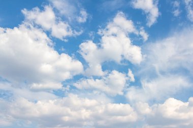 Mavi gökyüzünde beyaz bulutlar. Geçmişi. Doku