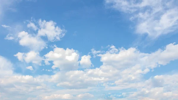 Weiße Wolken Blauen Himmel Hintergrund Textur lizenzfreie Stockbilder