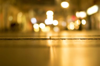 Arka plan bulanık. Bulanık gece bir şehir sokak.