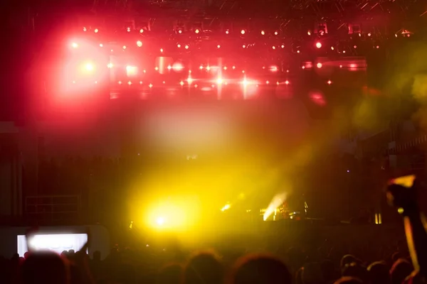 Picture with motion blur of a crowd of people crossing a city — Stock Photo, Image