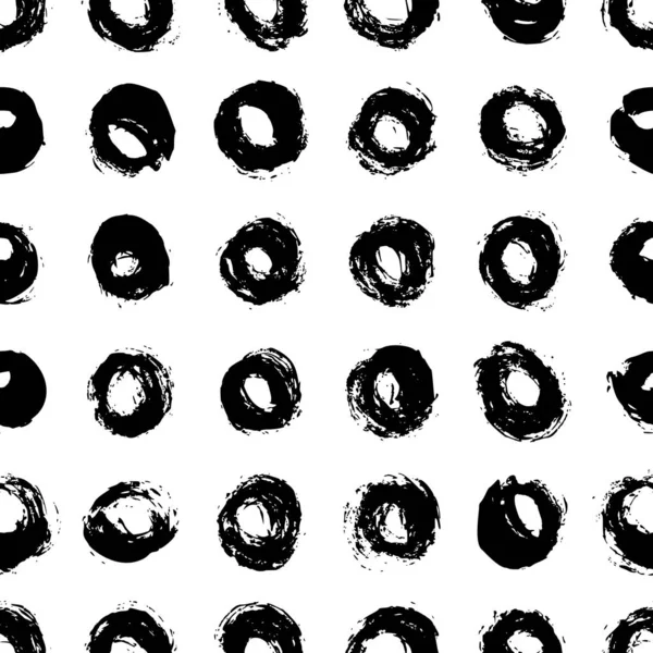 Motif sans couture à pois dessiné à la main avec un pinceau. Vecteur Monochrome Grunge texture des cercles . — Image vectorielle