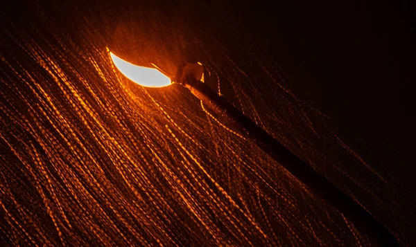 Sarı fener ışığı karı aydınlatır