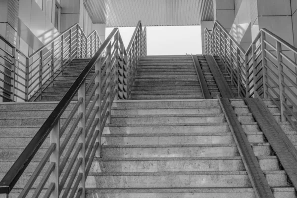 Merdivenler demiryoluna çıkıyor.