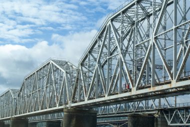 Demiryolu çelik köprüsü