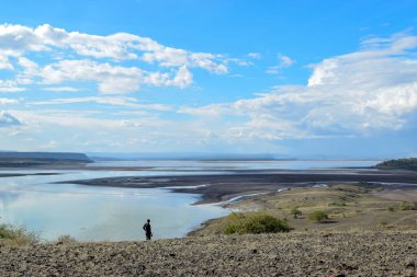 Kenya Magadi Gölü 'nün manzaralı manzaralarında bir yürüyüşçü.