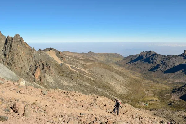 Een Wandelaar Die Foto Maakt Schilderachtige Berglandschappen Van Mount Kenya — Stockfoto