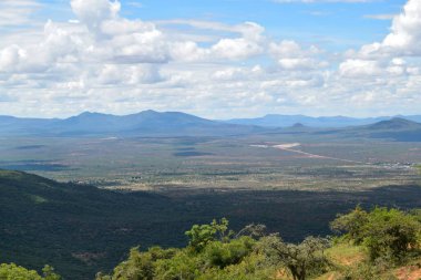 Kenya, Namanga Hills, Kenya kırsalında gökyüzüne karşı manzaralı dağ manzaraları