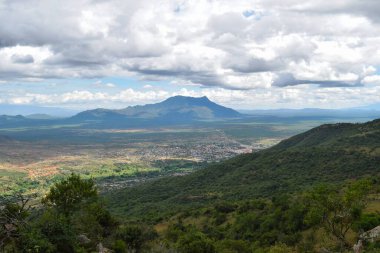 Kenya, Namanga Hills, Kenya kırsalında gökyüzüne karşı manzaralı dağ manzaraları