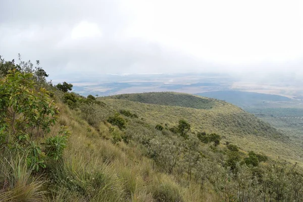 Escursioni Nelle Suggestive Formazioni Rocciose Vulcaniche Del Monte Longonot Kenya Foto Stock