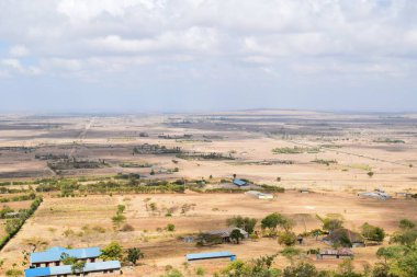 Kenya, Makueni ilçesi kırsalında gökyüzüne karşı kurak manzaranın yüksek açılı görüntüsü