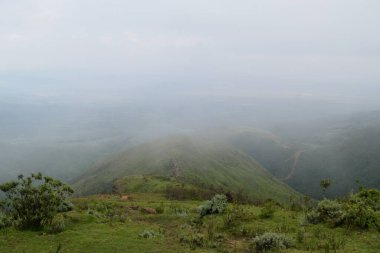 Kenya kırsalında gökyüzüne karşı dağlar, Aberdare Sıradağları