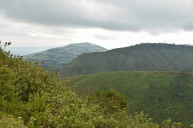 Kenya kırsalında gökyüzüne karşı dağlar, Aberdare Sıradağları