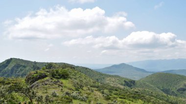 Kenya kırsalında, Oloroka Dağları 'nda manzara dağları gökyüzüne karşı sıralanır