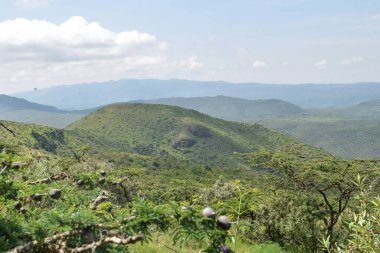 Kenya kırsalında, Oloroka Dağları 'nda manzara dağları gökyüzüne karşı sıralanır
