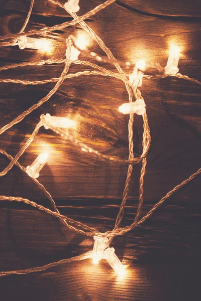 Рождественские огни на темном фоне — стоковое фото
