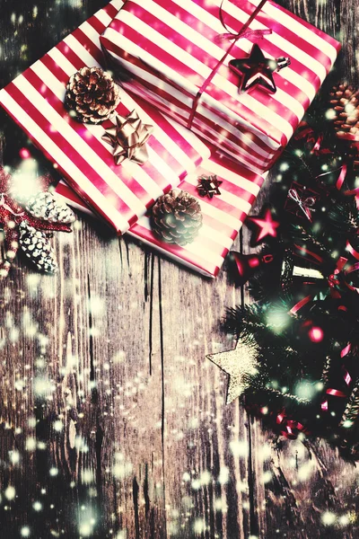 Ramas de abeto y decoraciones navideñas —  Fotos de Stock