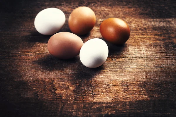 Huevos de granja sobre un fondo rústico de madera . —  Fotos de Stock