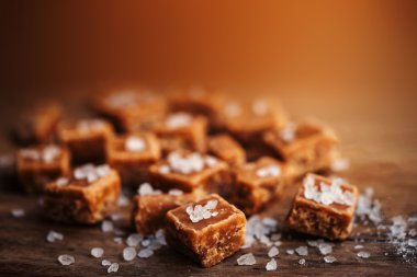 Toffees. Tuzlu karamel parçaları 