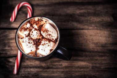 Bir fincan kremalı sıcak çikolata.