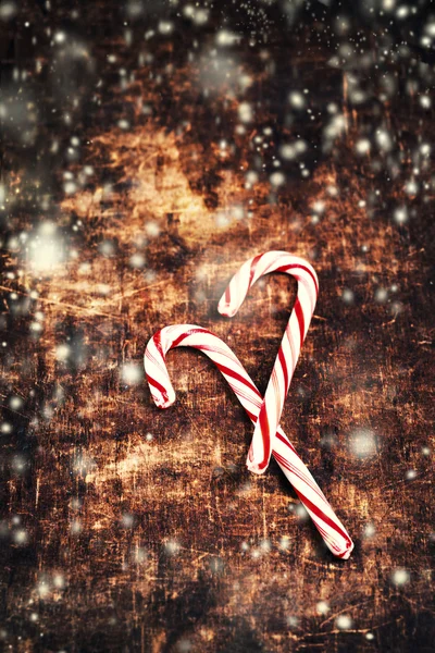 Tarjeta de Navidad con bastones de caramelo duro a rayas — Foto de Stock