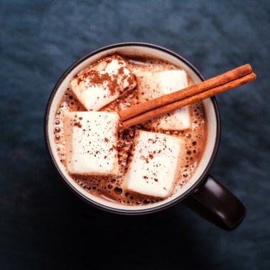 Bir fincan sıcak çikolata. 