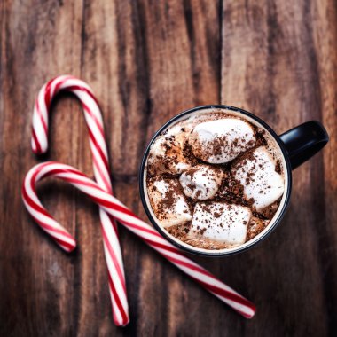 Şekerlemeli kakao kupası. 