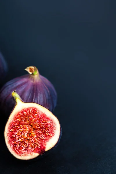 Verse vijgen op zwarte achtergrond. — Stockfoto