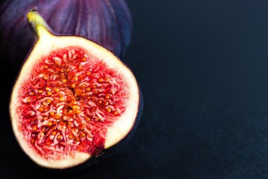 Siyah arkaplanda taze incir. 