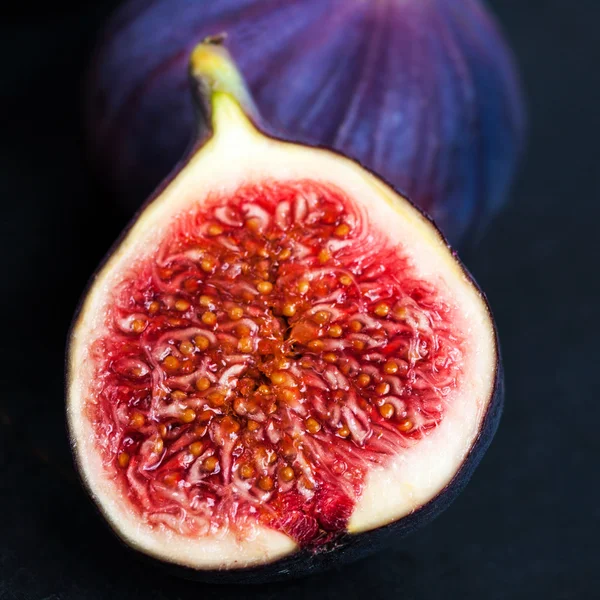 Siyah arkaplanda taze incir. 