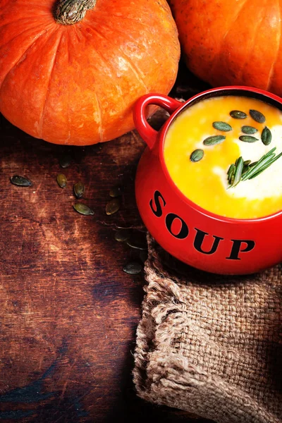 Zupa dyniowa w misce — Zdjęcie stockowe